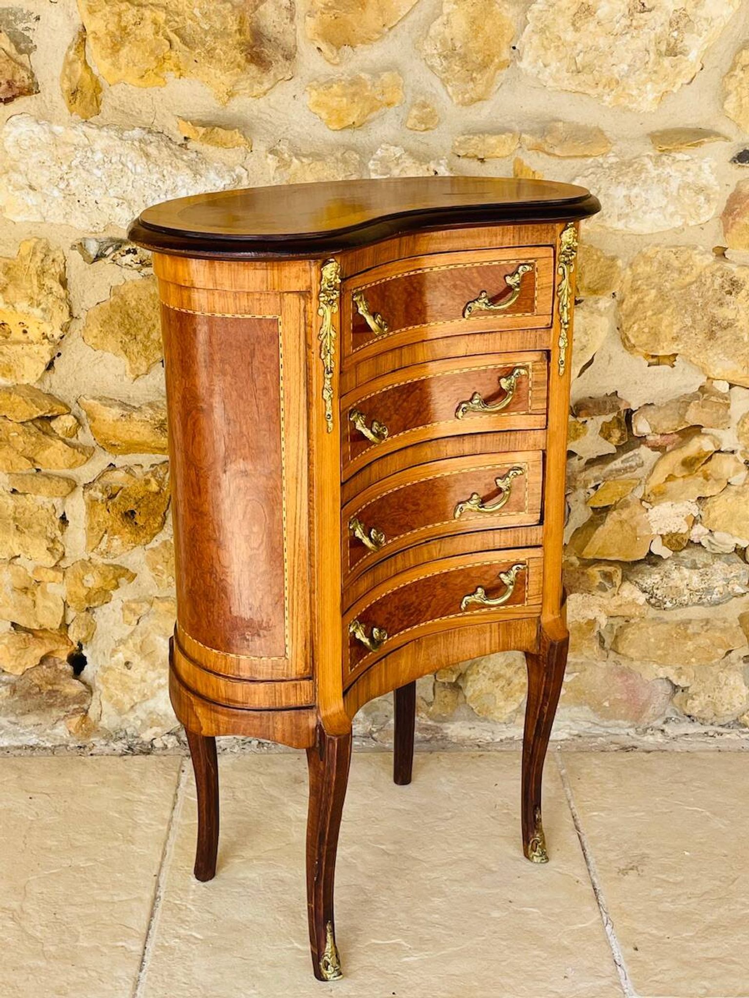 Commode style Louis XV en loupe d'orme et noyer