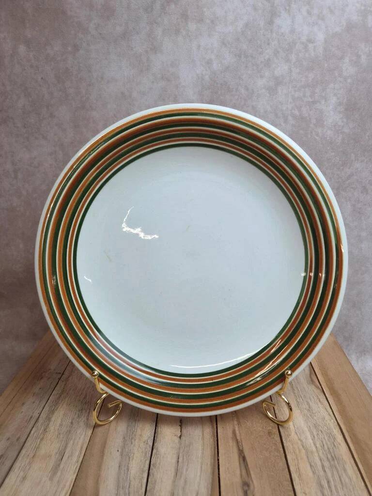 Plat rond Sarreguemines peint à la main – décor rayures vertes et brunes