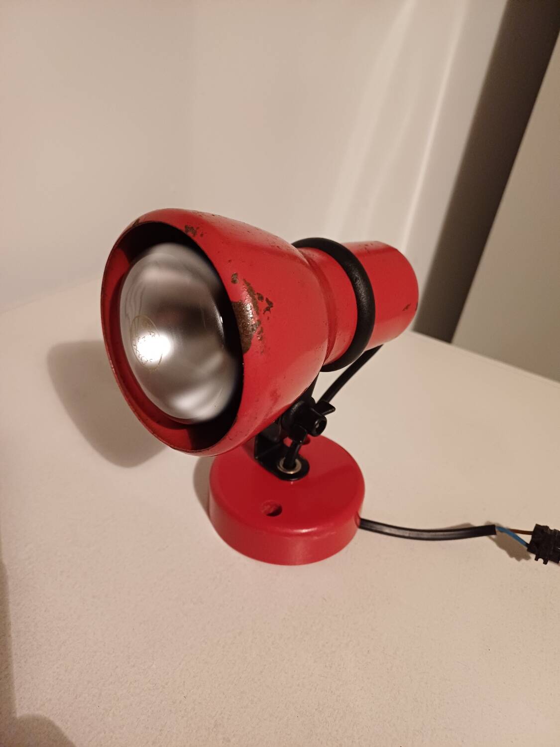 Spot mural en métal laqué rouge 70's