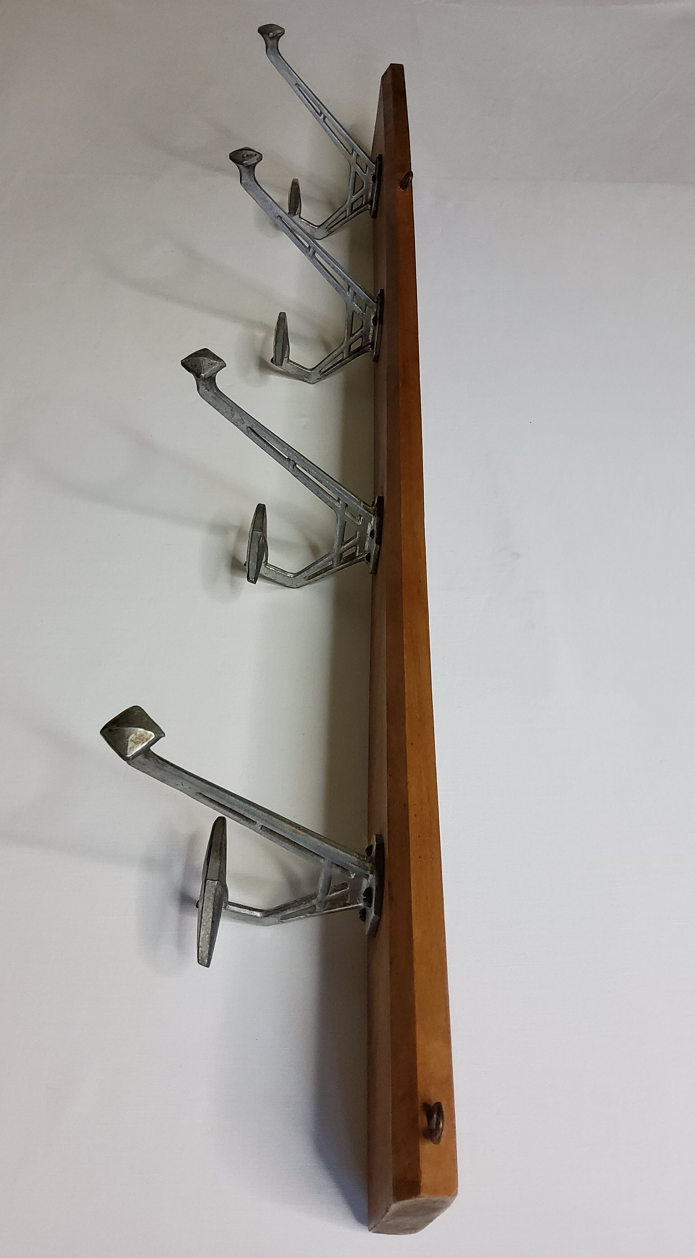Portemanteau mural art déco en fonte d'aluminium et bois, 4 patères, 96 cm