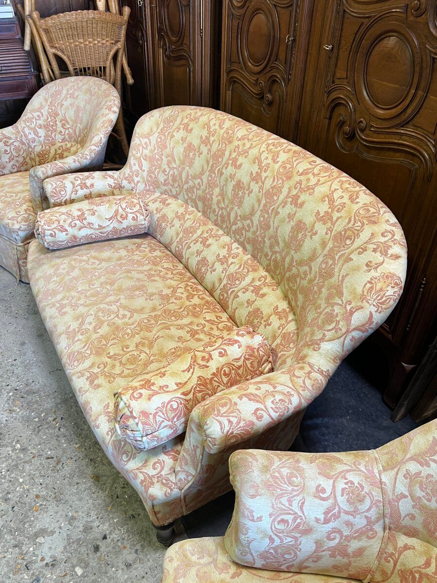Salon Crapaud ancien de 3 pièces recouvert d’un beau velours, canapé et fauteuils