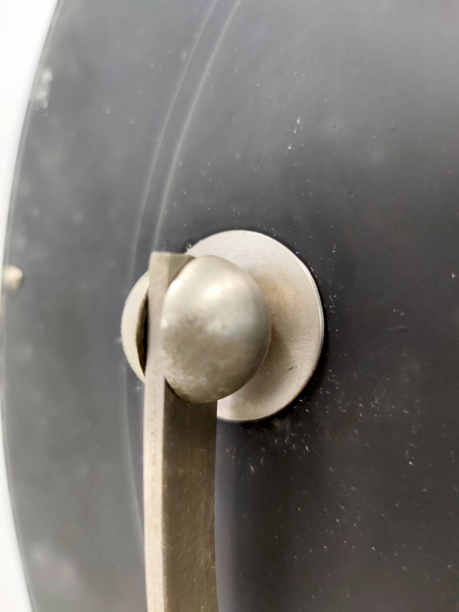 Miroir de courtoisie rond en laiton anodisé, attribution à Sergio Mazza, Italie