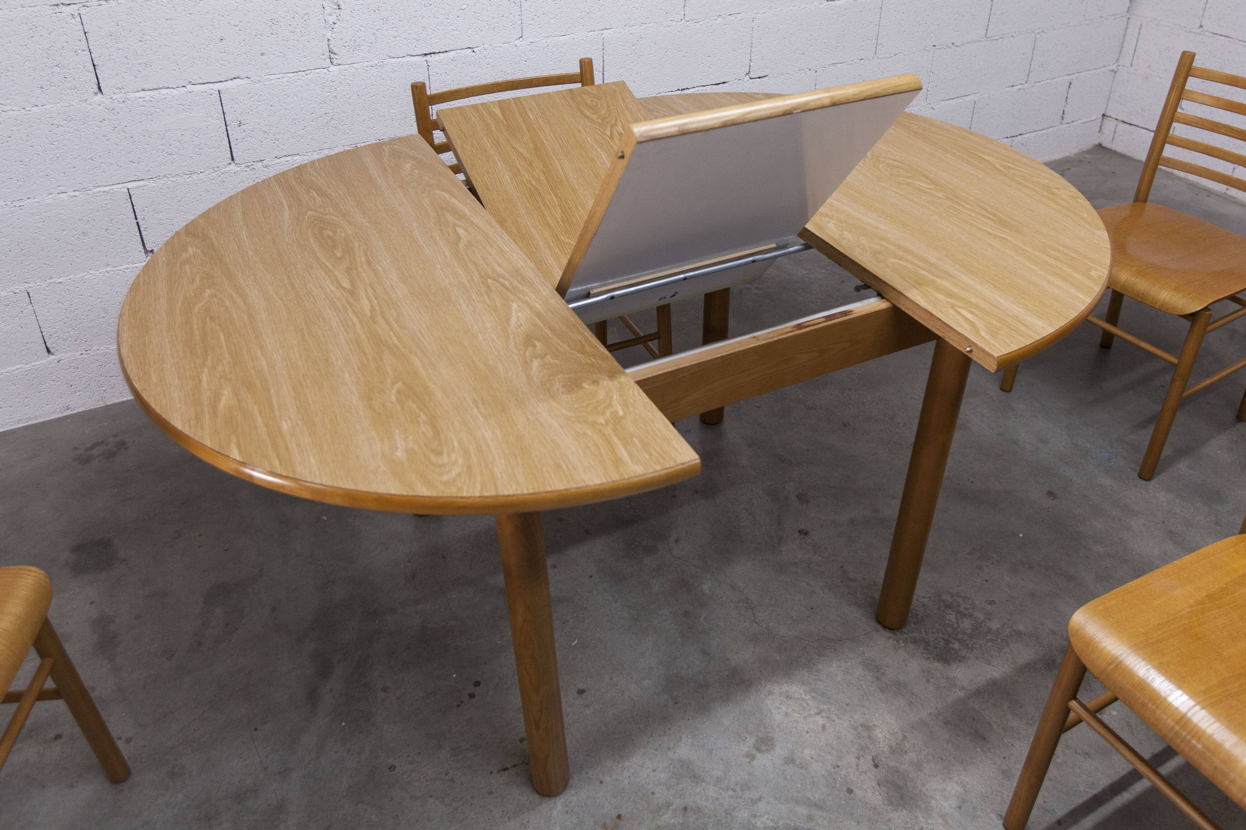 Danish ensemble transformable table 114 cm / 154 + 4 modernist chairs from the 1970s.
