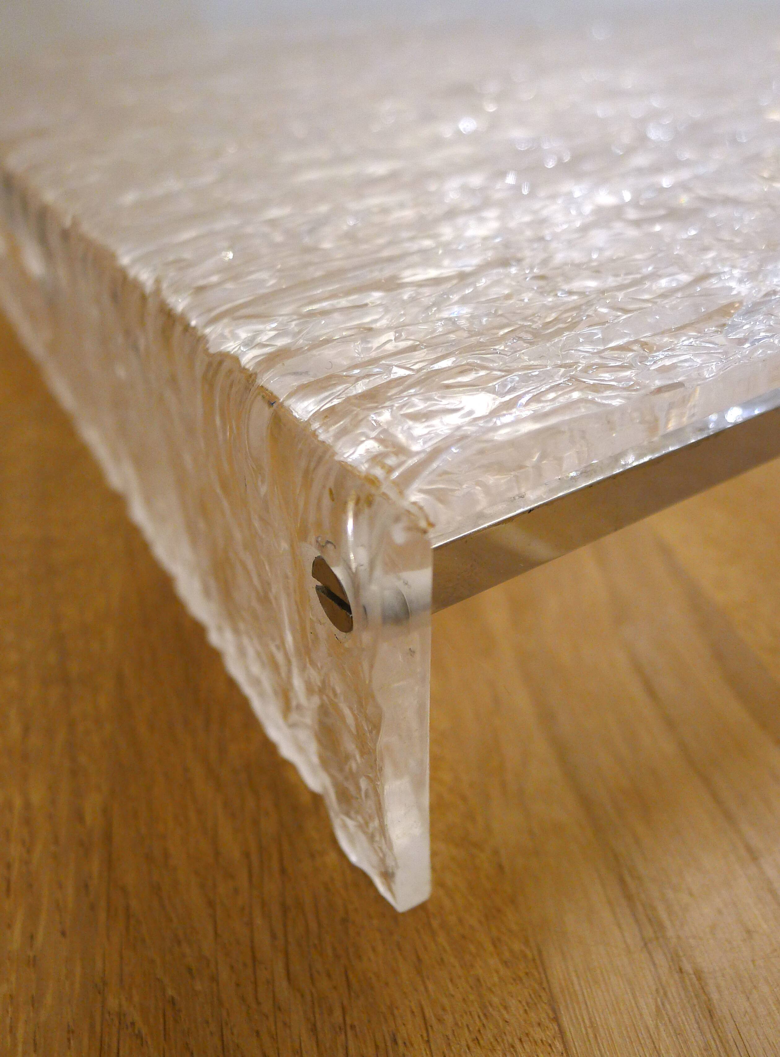 Large plateau 1970s in crumpled/frosted plexiglass & chrome strips