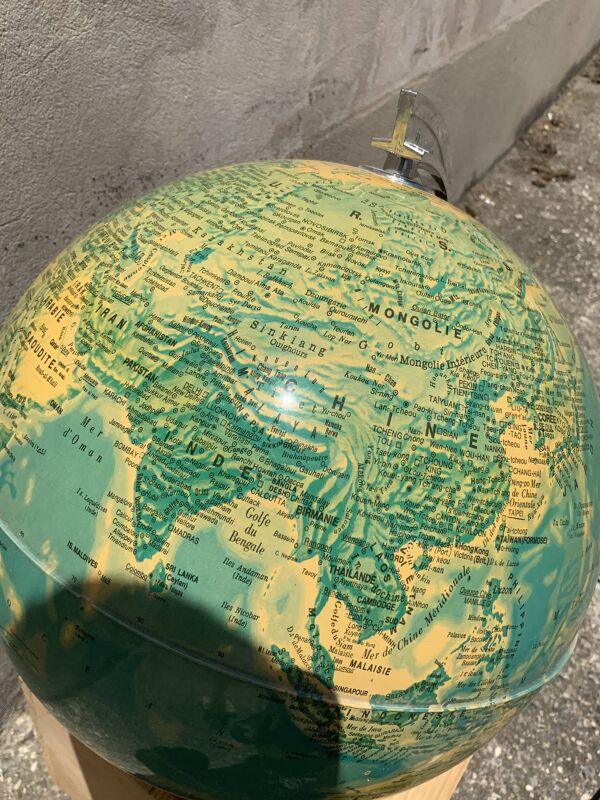 Globe vintage éclairé pied en bois monture argenté déco bureau ancien