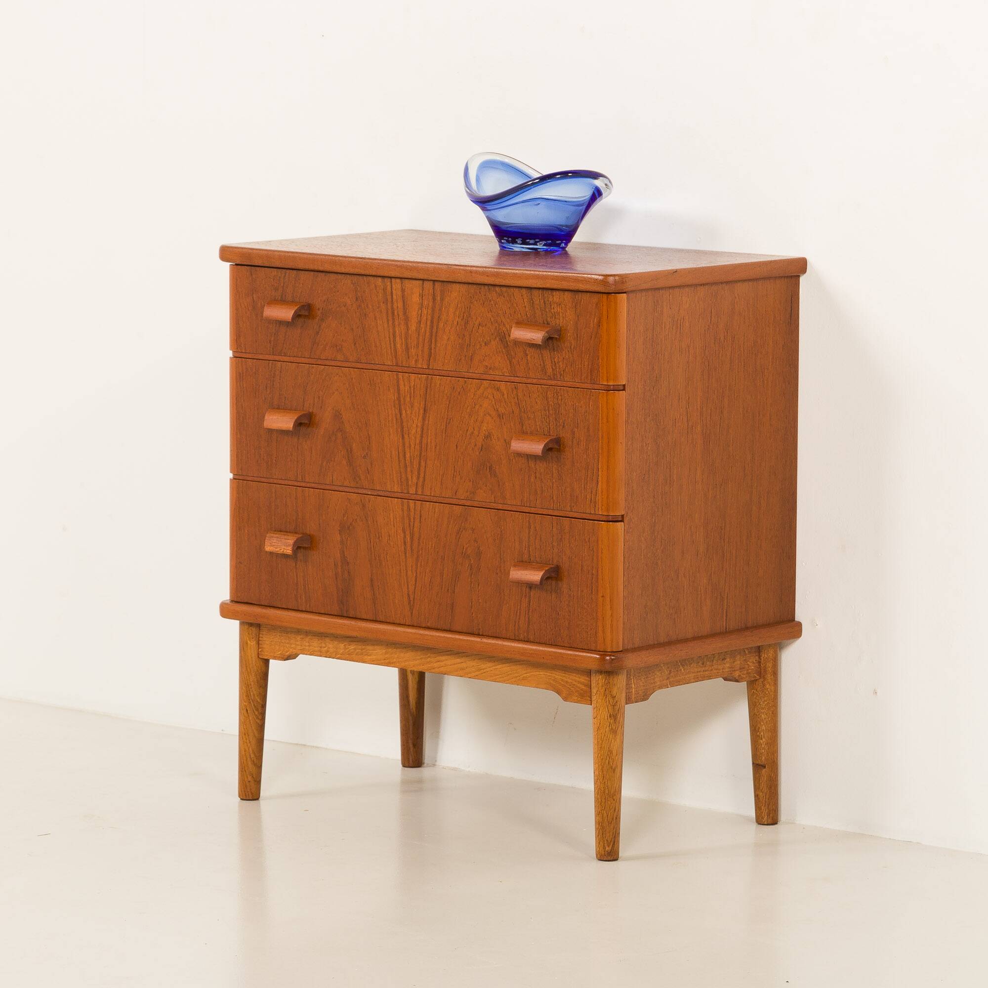 Petite commode danoise ou coffre d'entrée, années 1960