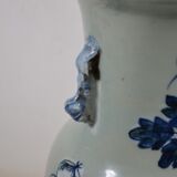 Vase maillet en porcelaine à décor bleu et blanc de phénix sur un rocher.
