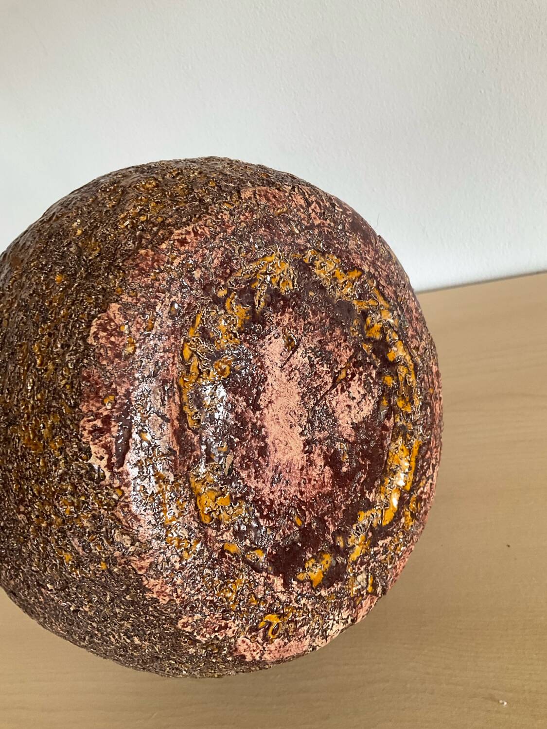 Vase boule brutaliste en céramique années 70