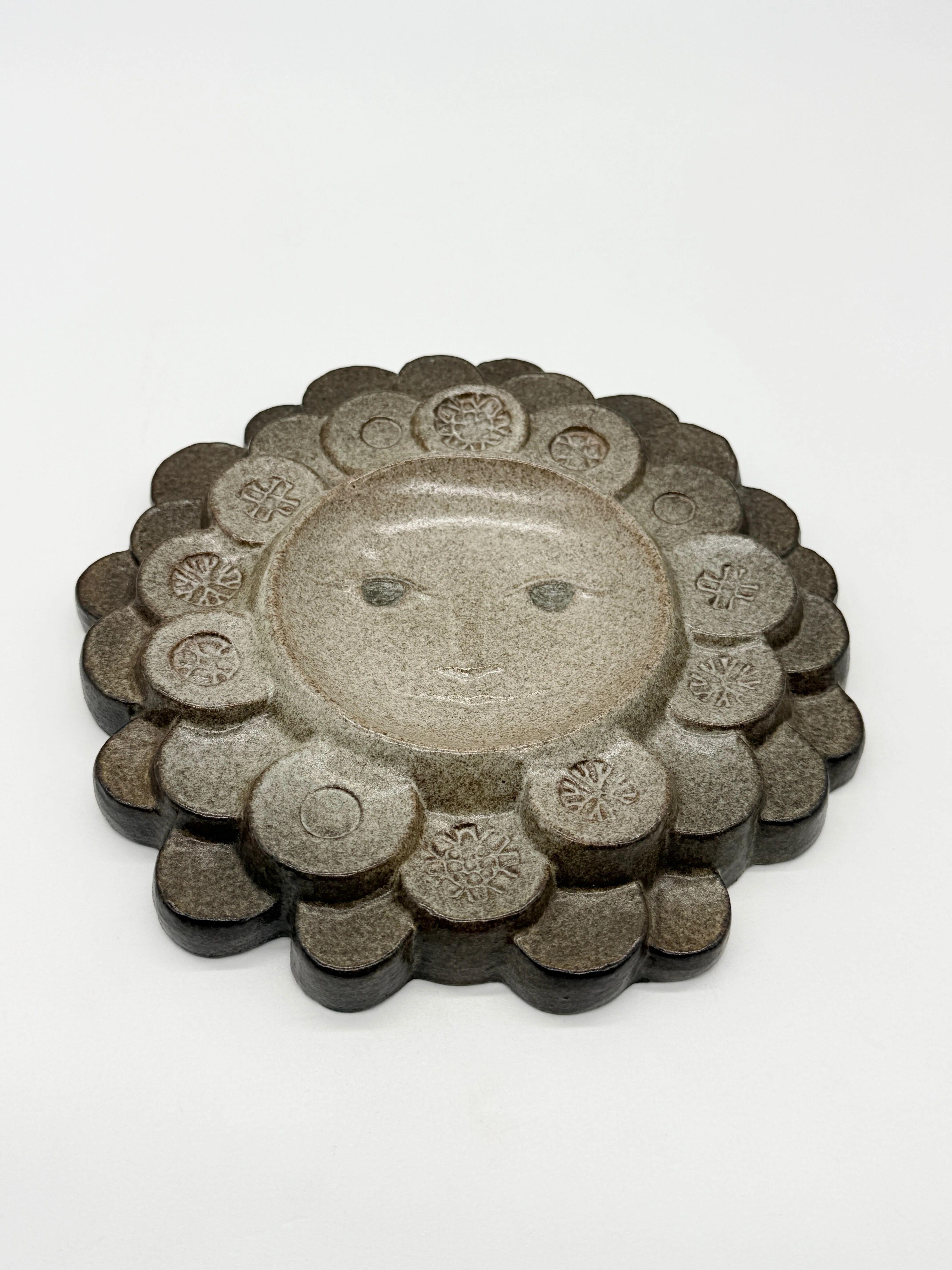 Céramique murale « visage solaire » — signée, circa 1970