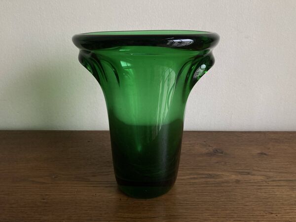 Vase 1950 médicis massif art déco à oreilles en verre soufflé vert