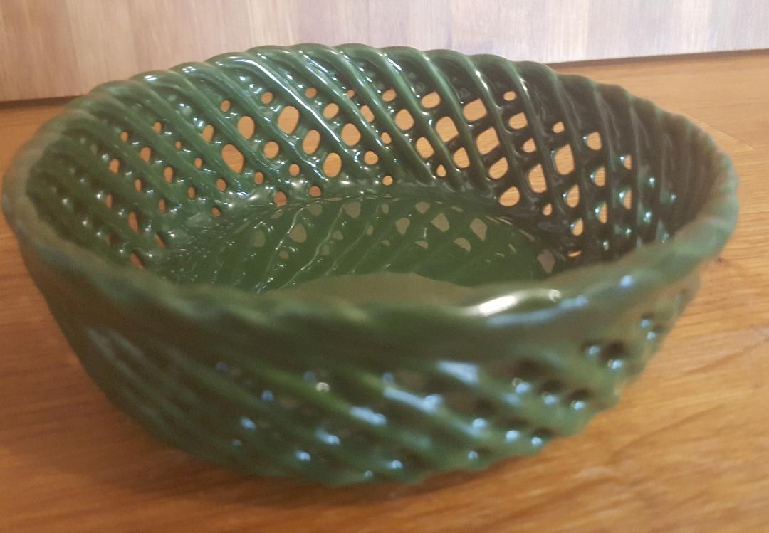 Vintage pocket empty cup in green braided ceramic basket style