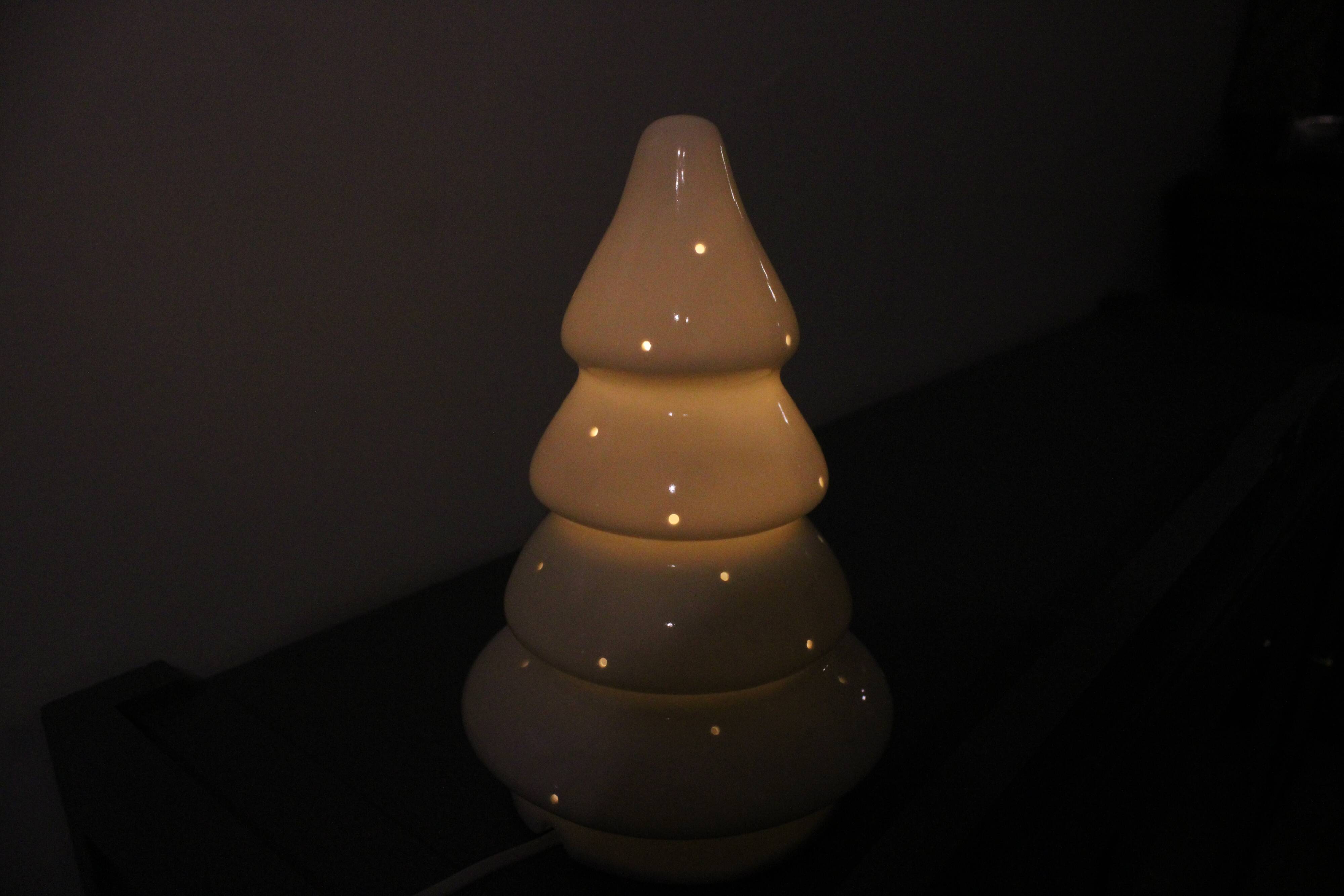 Lampe sapin en céramique blanche brillante – Ø15 cm – Ampoule fournie