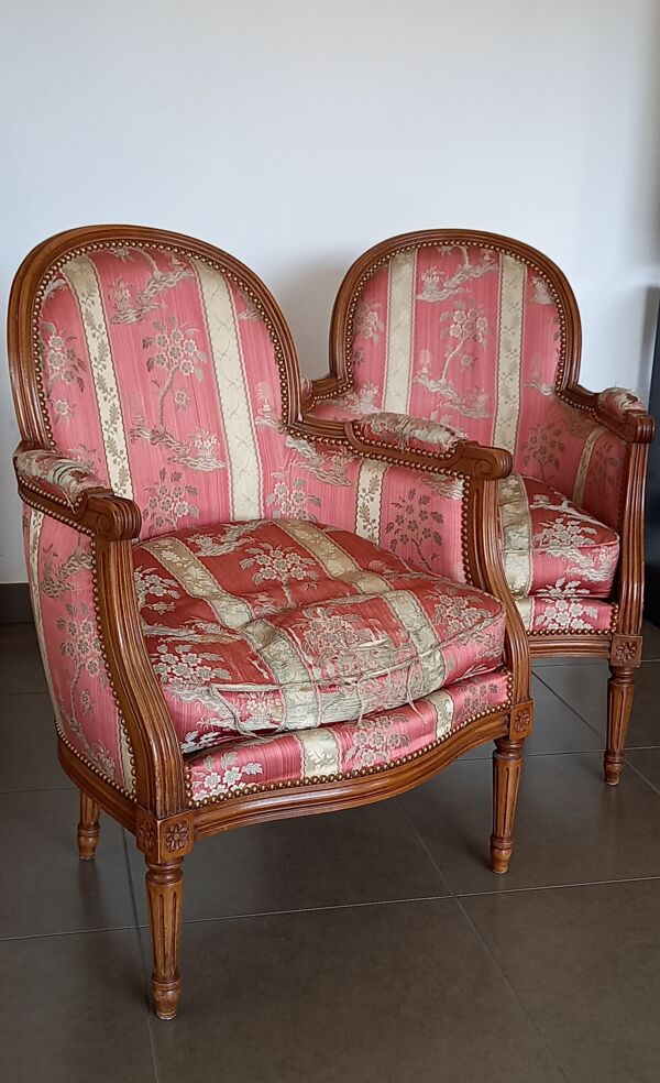 Paire de bergères style Louis XVI en noyer et soie rose et écrue