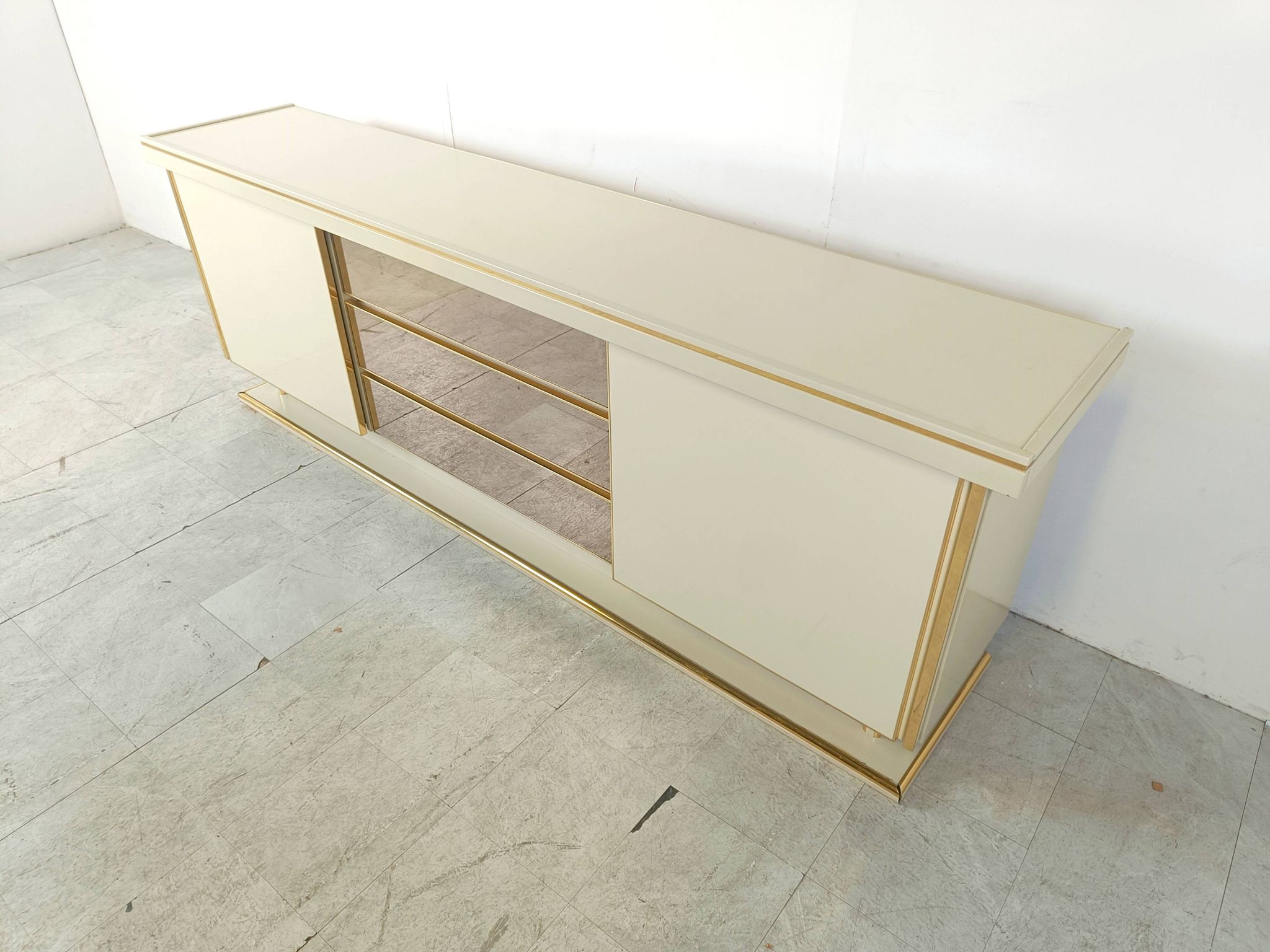 Buffet vintage en laiton et laque, 1970