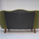 Canapé 2 places incurvé danois des années 1960, revêtement en velours vert, pieds en chêne.