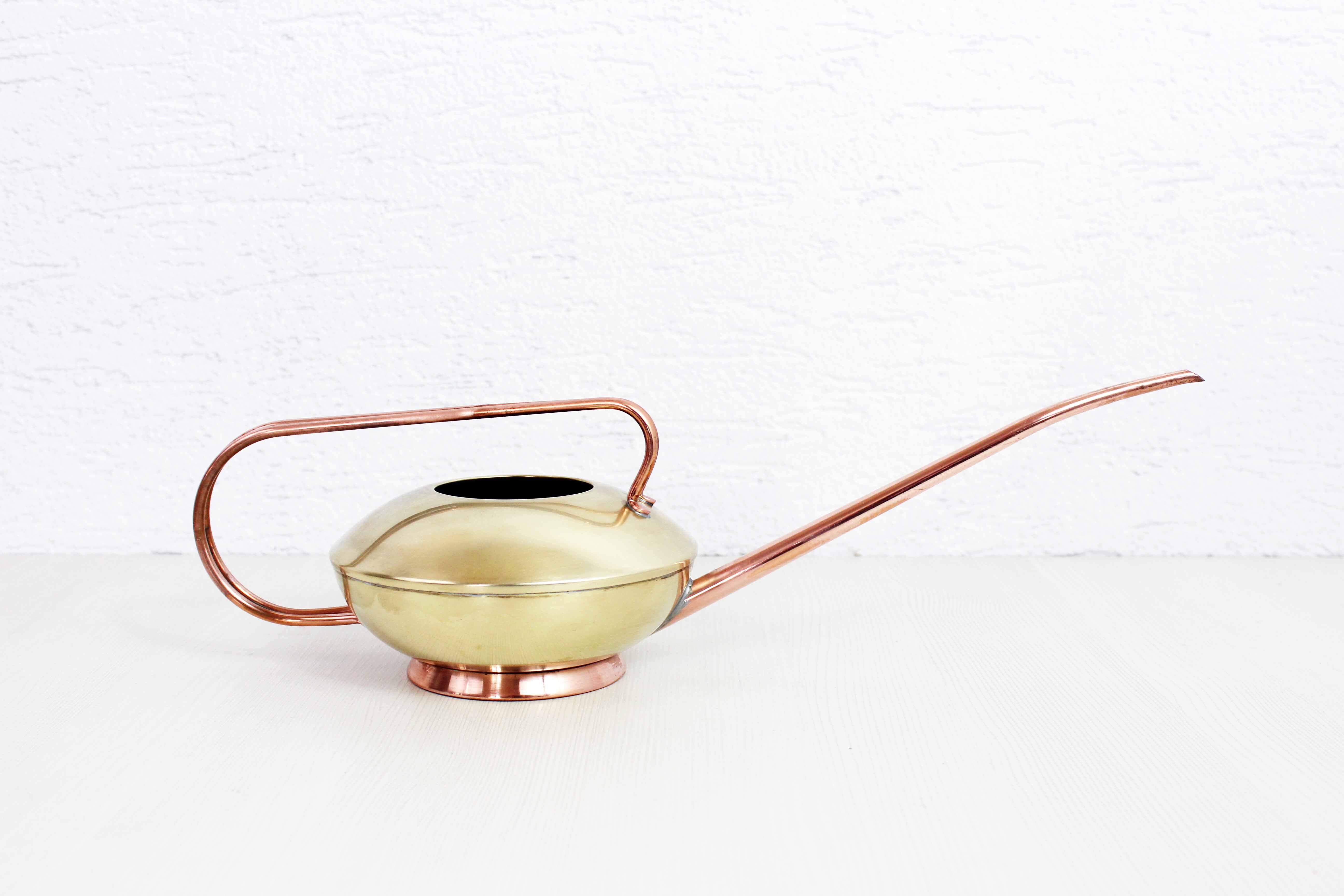 Watering can in brass and copper