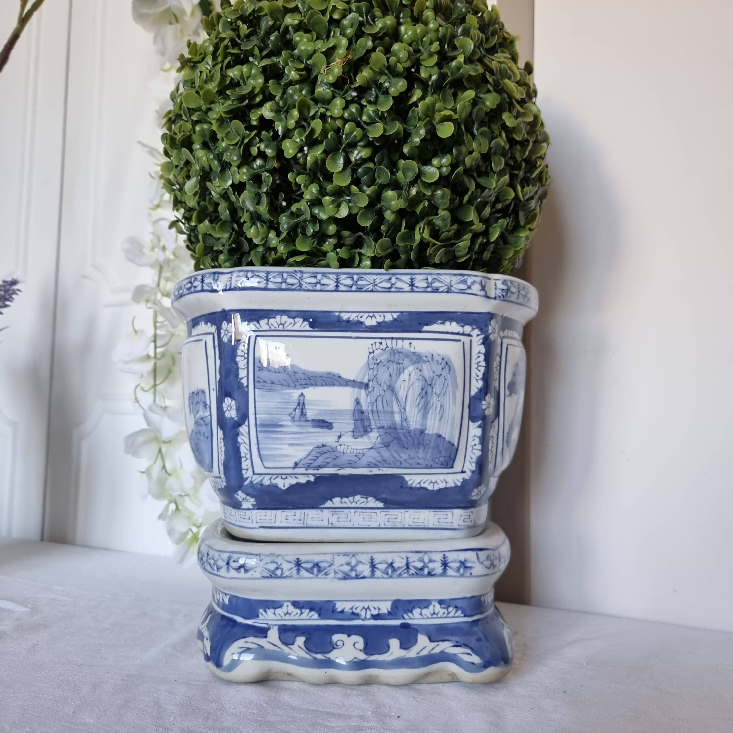 Magnifique cache-pot oriental sur piédestal en porcelaine bleue et blanche