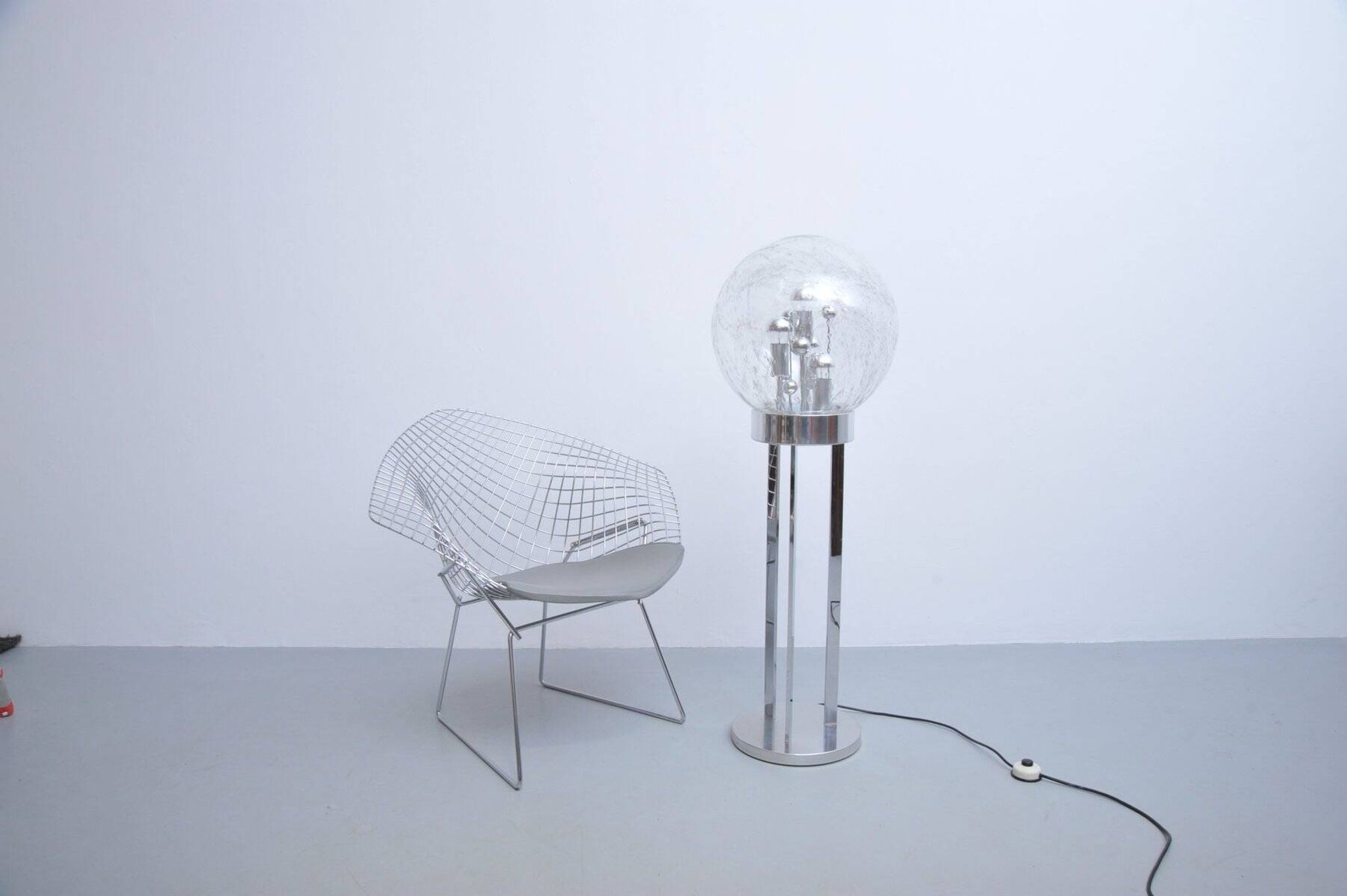 Lampe de sol Sputnik en chrome par Doria Leuchten, années 1970.