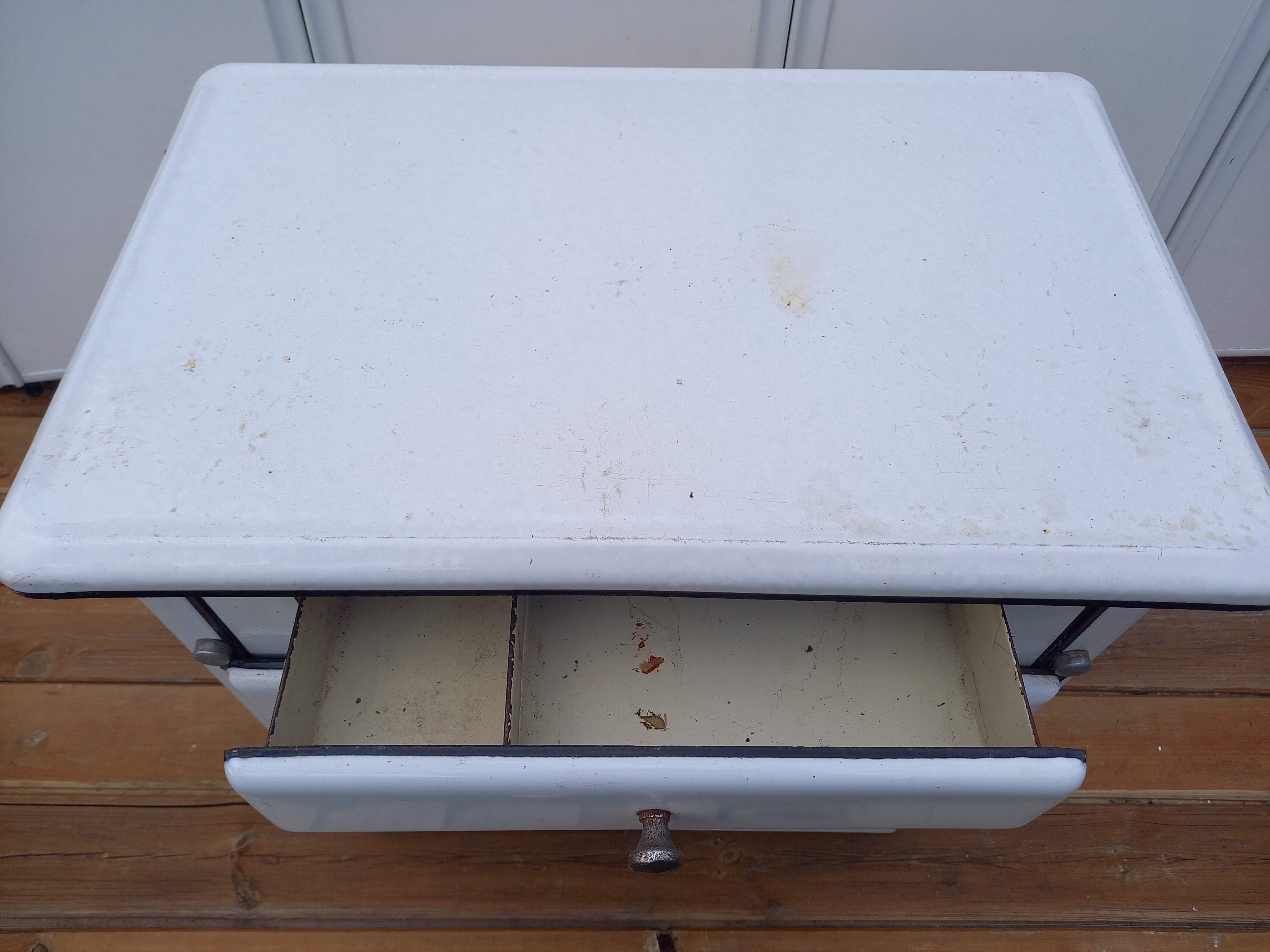 Meuble blanc en tôle émaillée