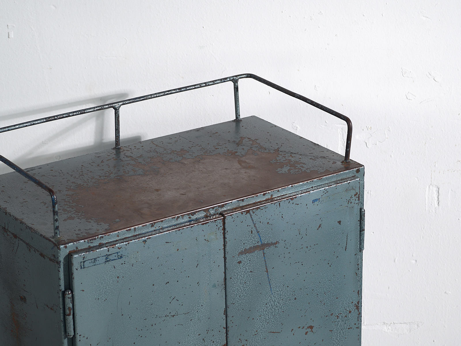 Armoire de style industriel à patine bleue (c.1950)