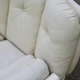 Paire de fauteuils "space age" en cuir. Couleur "crème". Circa 1970.