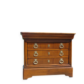 Chest of drawers with 4 drawers, pretty golden handles.