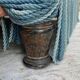 Fauteuil crapaud bas ancien en velours bleu