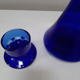 Carafe en verre bleu