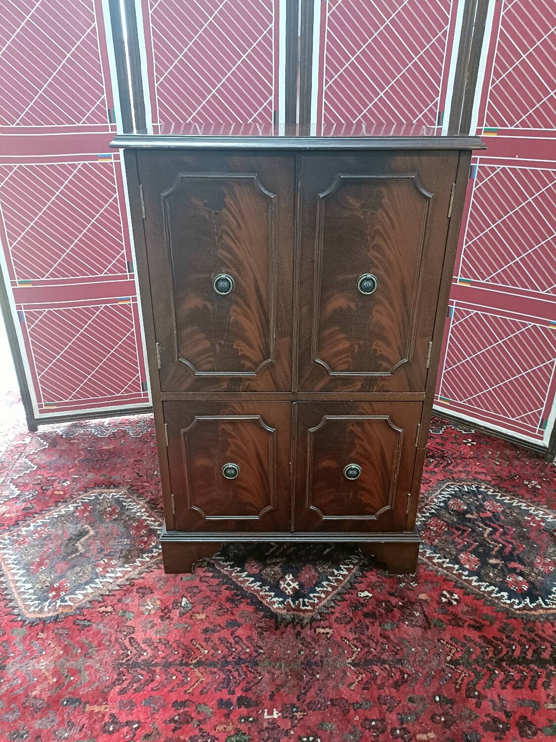 Buffet style anglais en placage acajou avec plateau levable