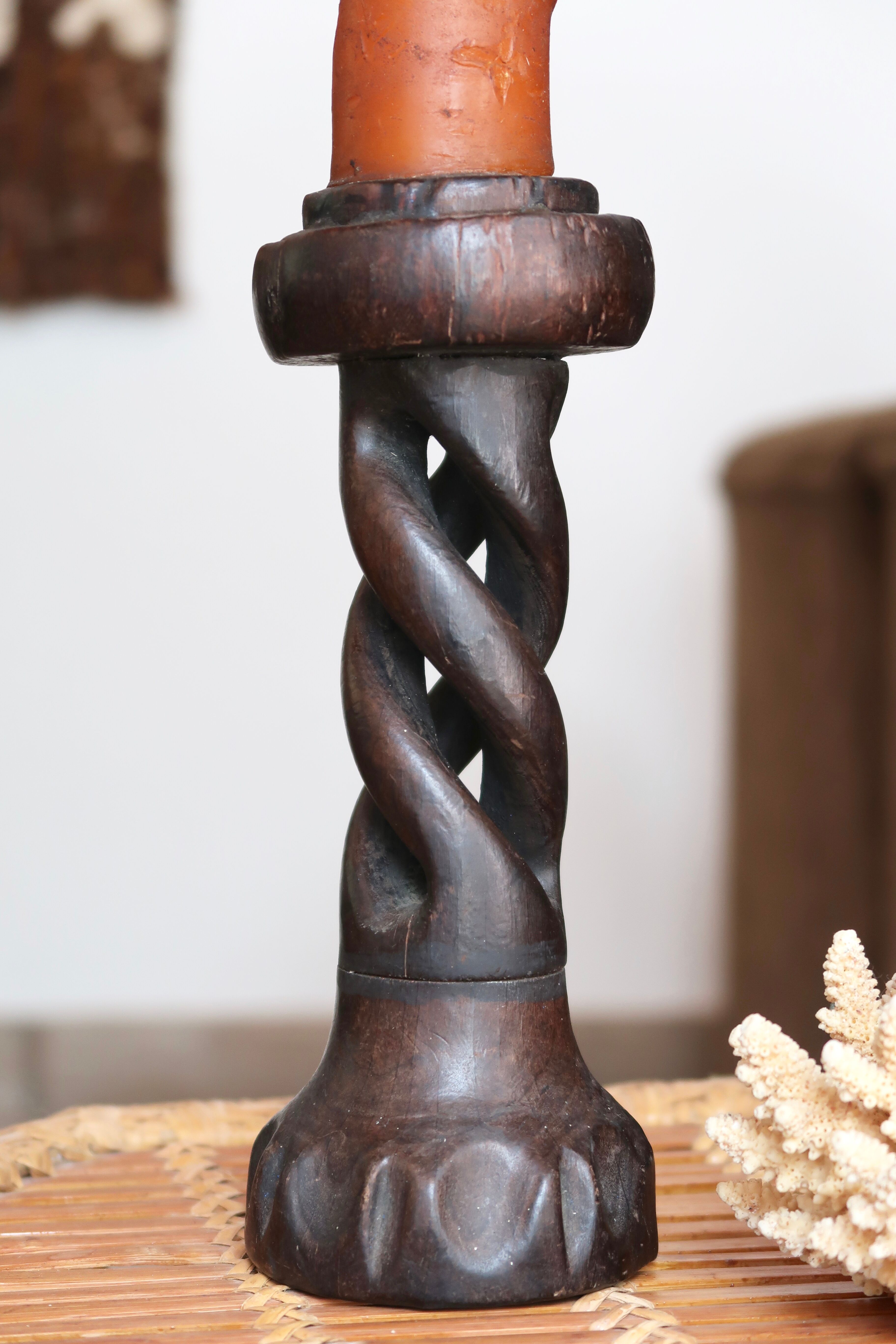 Bougeoir torsadé en bois, années 70