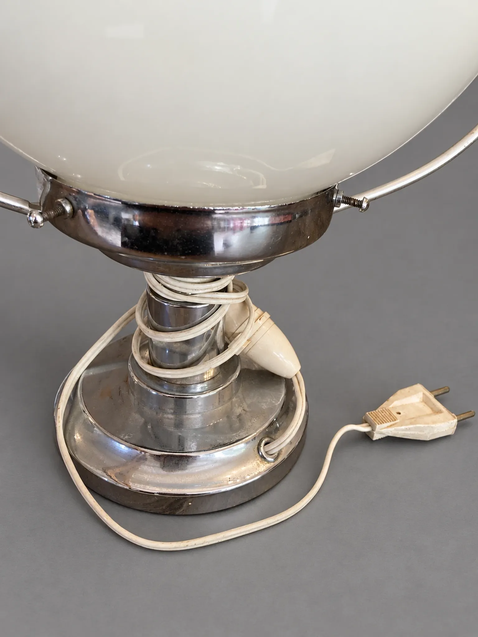 Vintage Saturn lamp – The retro-futuristic elegance of the 70s