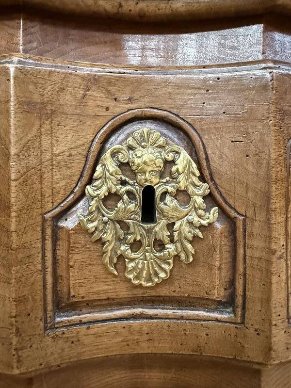 Commode époque Louis XV en noyer massif à poignée coquilles sculptées