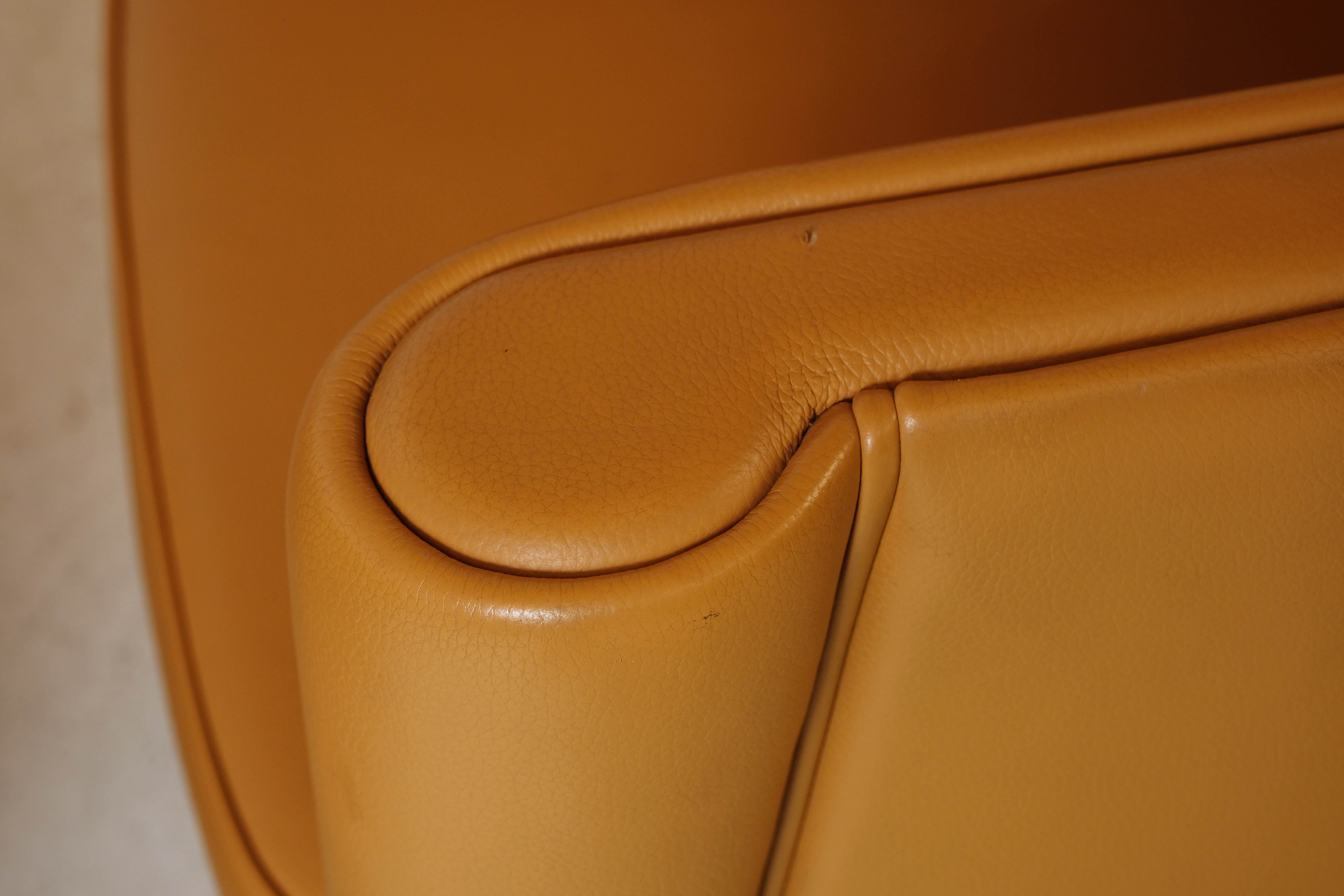 Pair of "Rich" leather armchairs by Antonio Citterio, Moroso edition, 1989