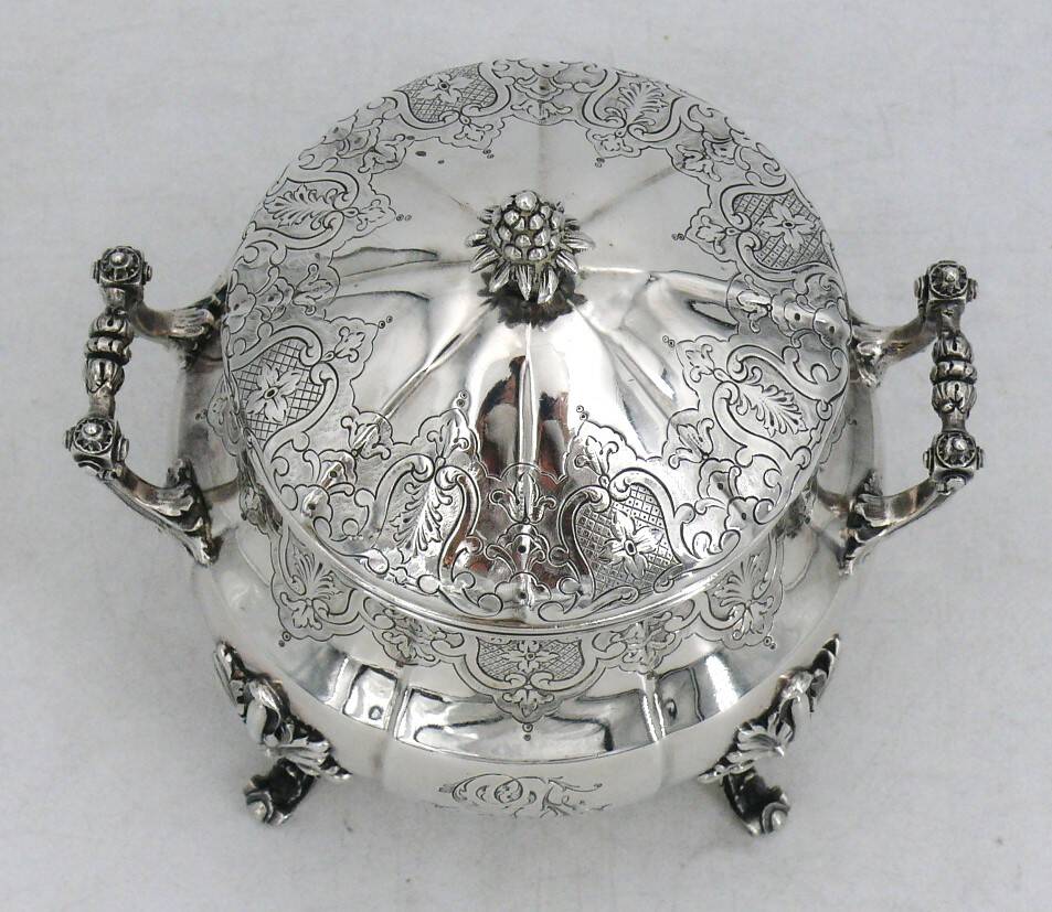 Edmond Tétard, beau sucrier en argent massif Minerve de style Régence.