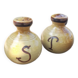 Salière et poivrière en grès vintage, signature à identifier