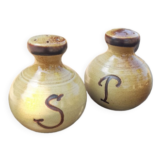 Salt and pepper shaker in vintage stoneware, signature to identify