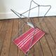 Tabouret pliant en toile rouge à rayure
