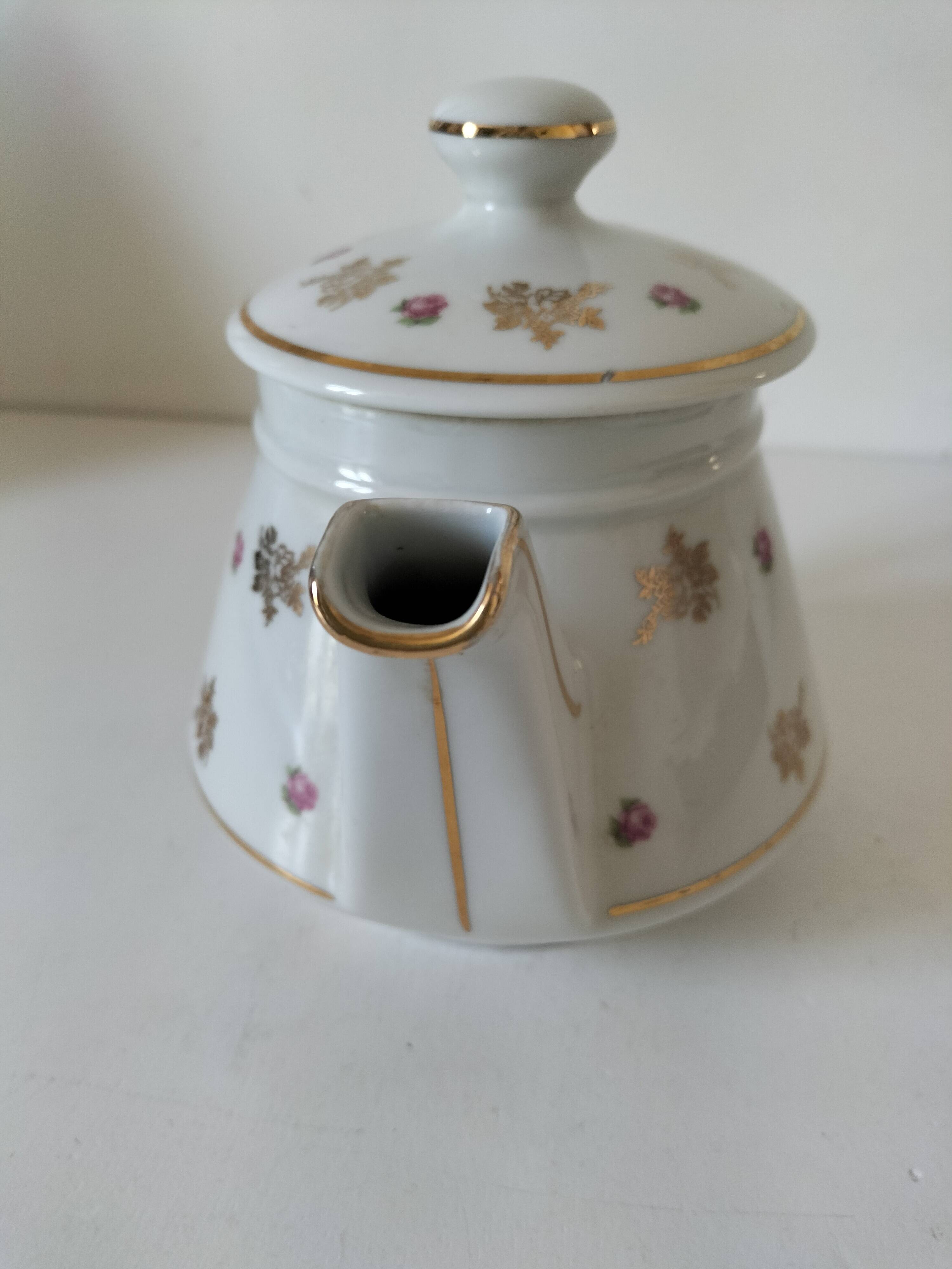 Porcelain teapot Louis Lourioux, decorated with roses and pyroluxe gilding.