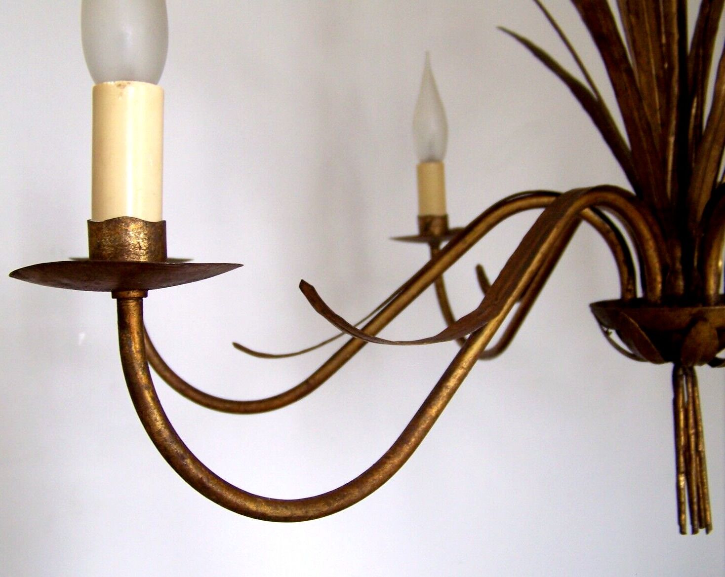Hollywood regency style bull rush gilt metal toleware 6 light chandelier 4369