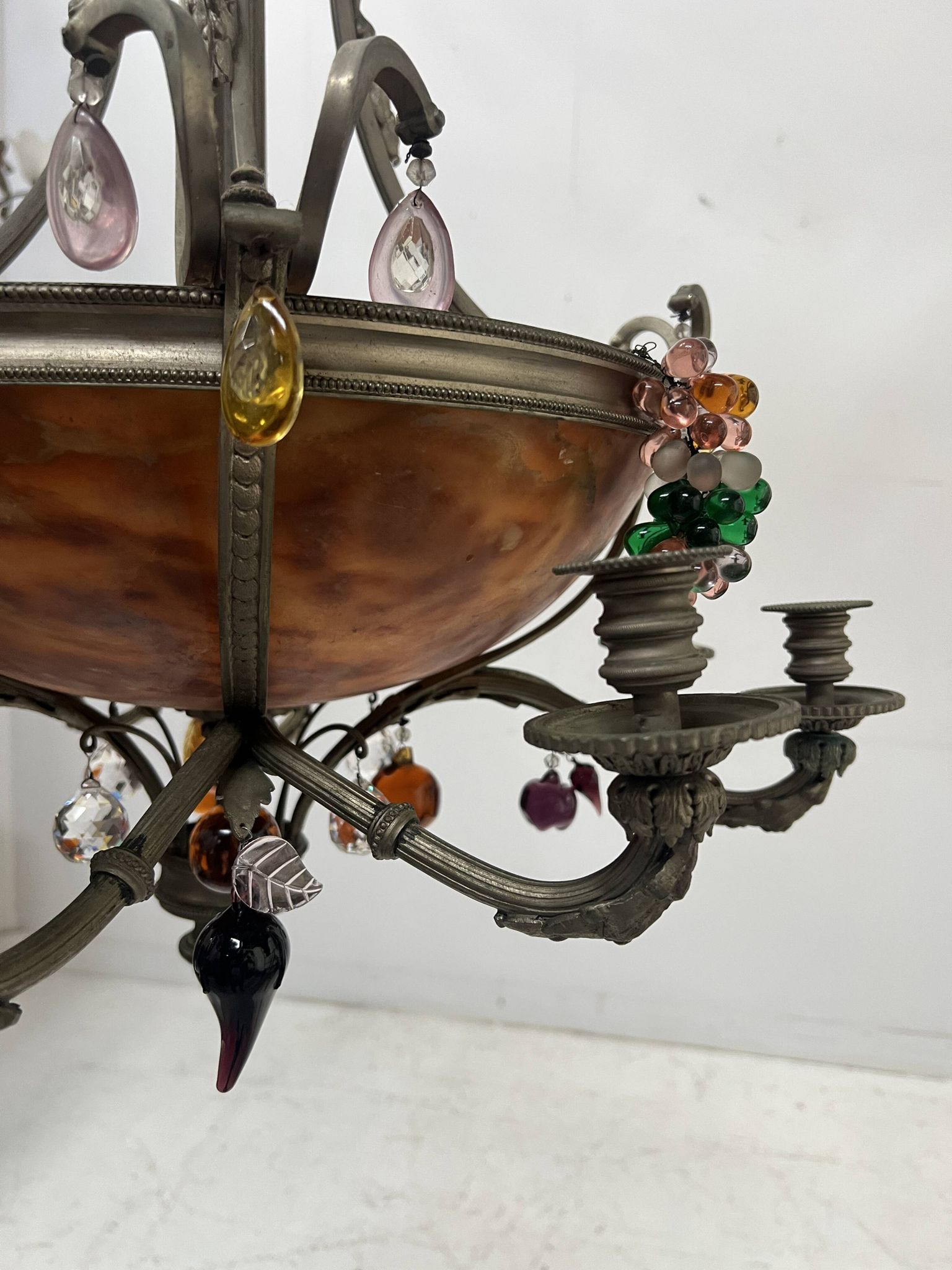 Napoleon III chandelier in bronze and alabaster with eight light arms, 19th century.