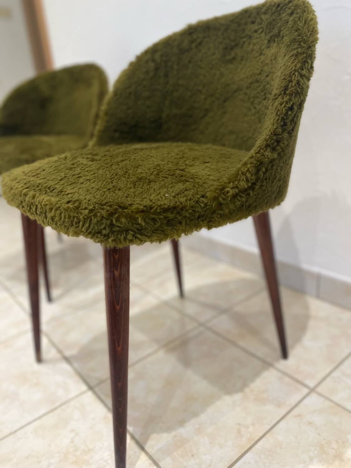 Vintage chairs - Retro chic design - Moss green fur