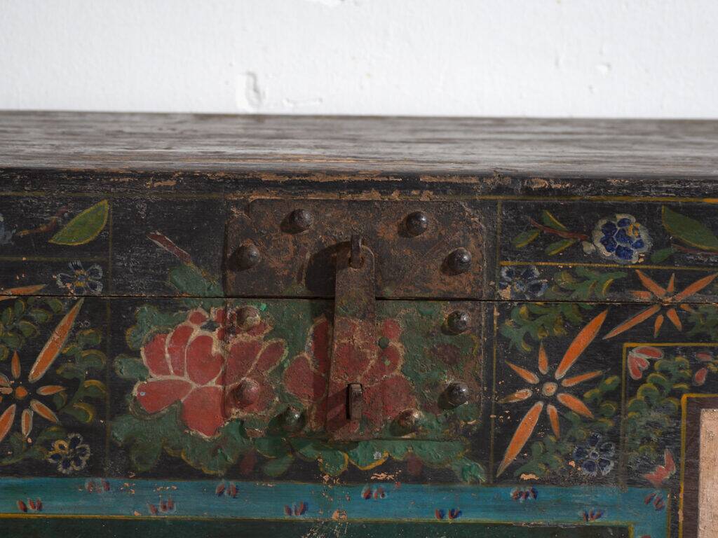 Coffre chinois ancien peint en bois de pin – Chine, circa 1900