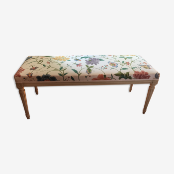 Banc en bois et tapisserie