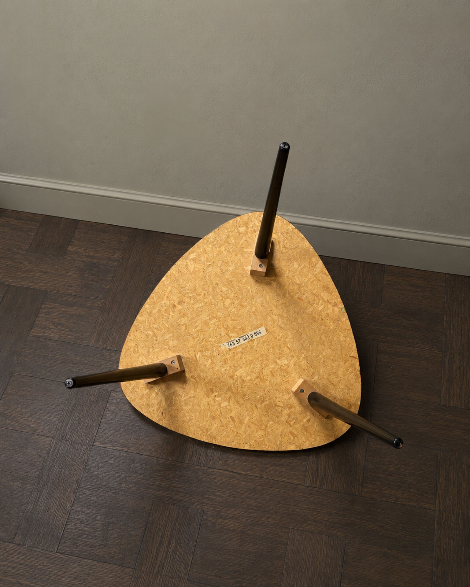 Tripod coffee table with floral design from the 1950s in brass metal and decorative top.