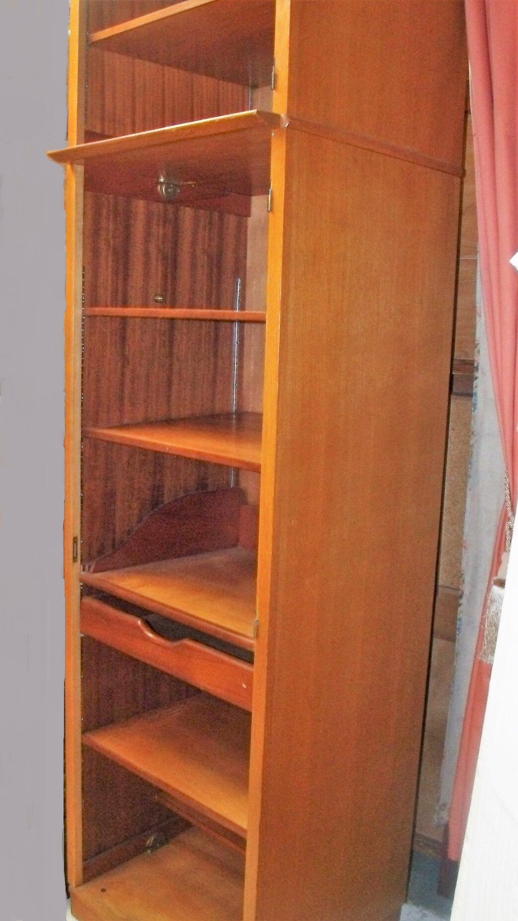 Oscar 1950 type walk-in closet with shelves Cabinet