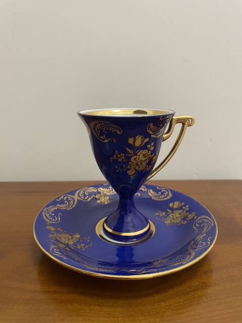 Set of 3 cups, their saucers and a sweet jar.