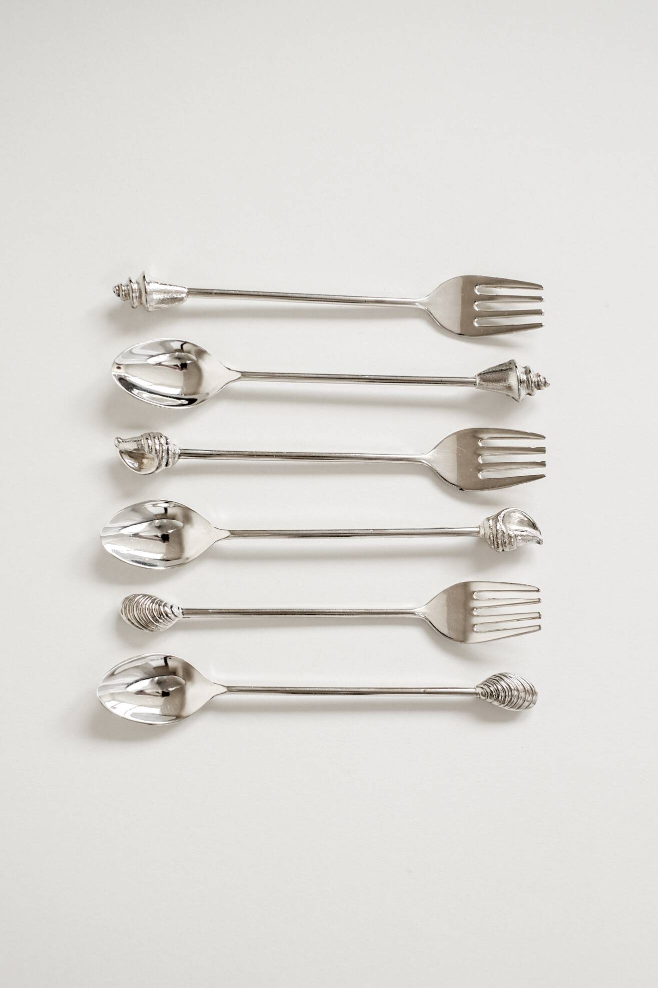 Silver-plated shell cutlery set