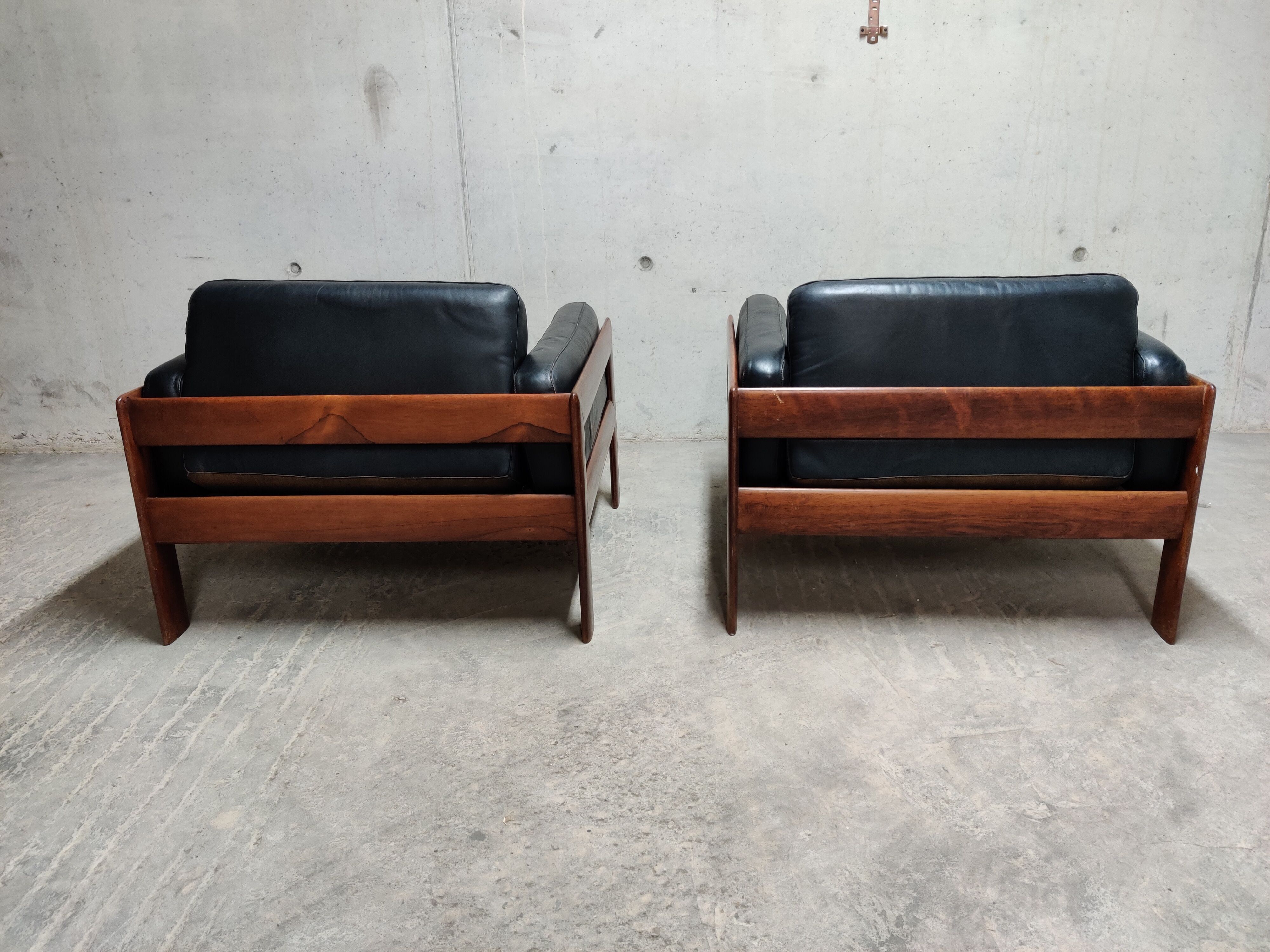 Paire de fauteuils en cuir années 1960