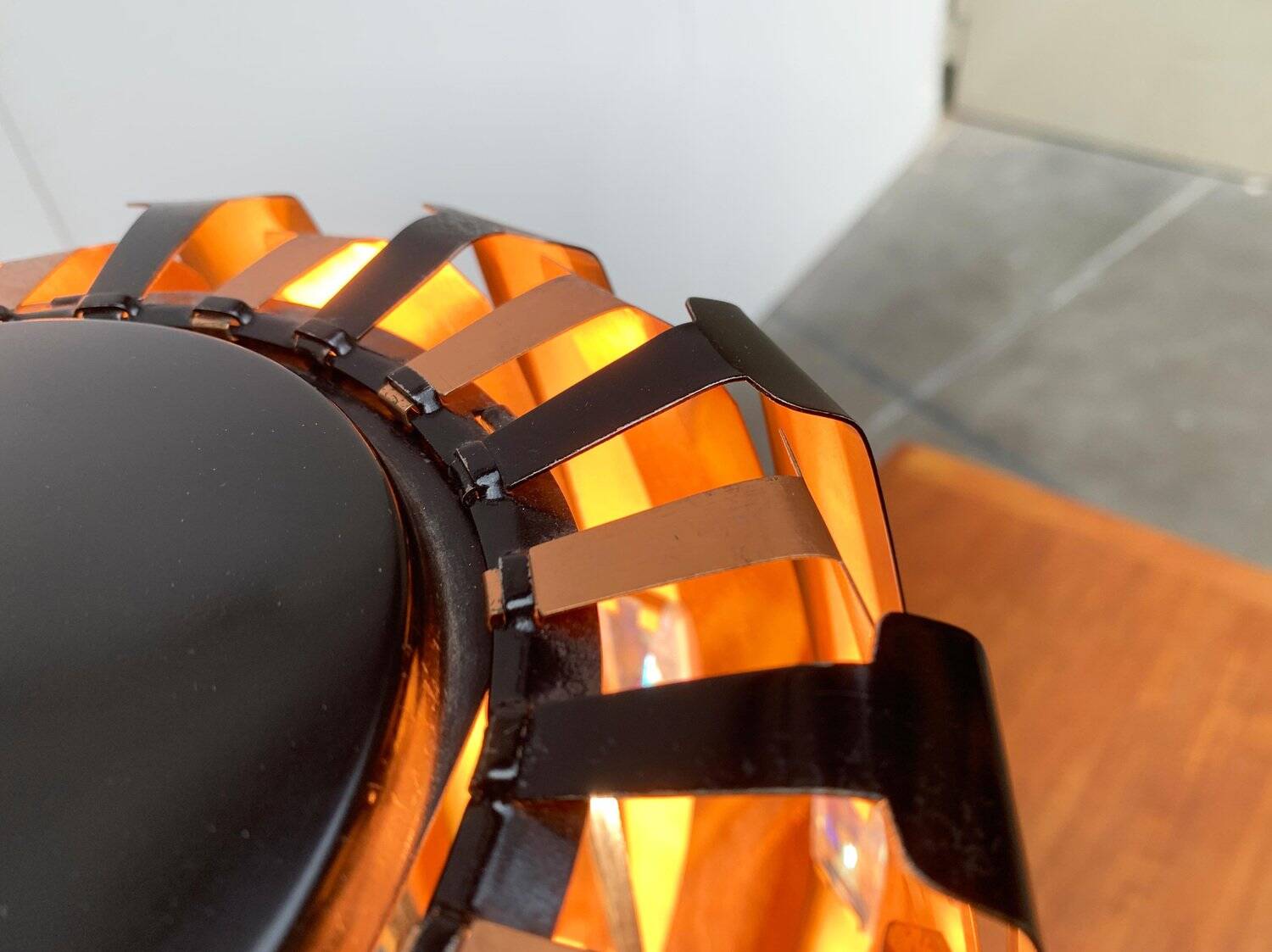 Lampe suspension danoise en métal cuivre et noir et prisme de style mid-century modern par Werner Schou pour Coronell Elektro