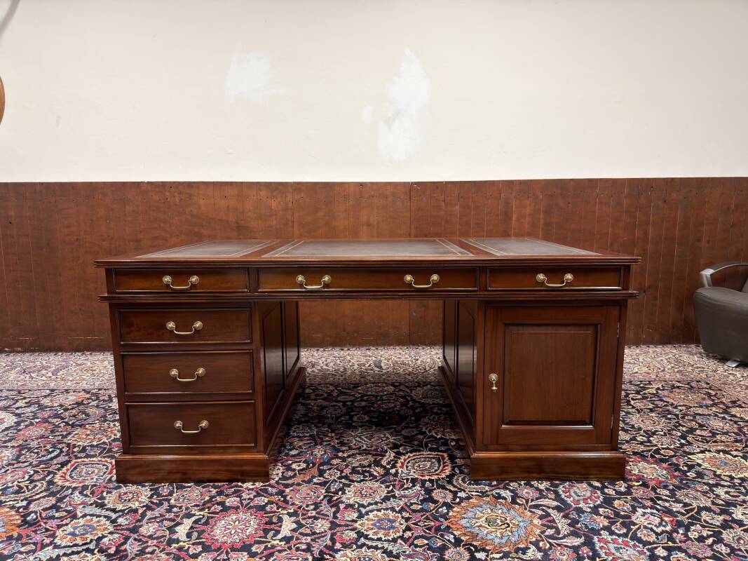 Large English Chesterfield Desk Partnerdesk
